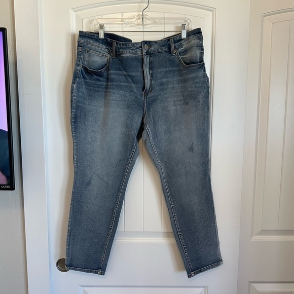 PLUS HIGH RISE skinny jeans in light wash, with distressed details, peti… - Picture 1 of 9